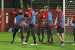 2. Bundesliga - Fußball - FC Ingolstadt 04 - Training nach Winterpause - Marvin Matip (34, FCI) zeigt Spielzug Stefan Kutschke (20, FCI) Alfredo Morales (6, FCI) Max Christiansen (5, FCI) Tobias Schröck (21, FCI)