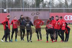 2. Bundesliga - Fußball - FC Ingolstadt 04 - Training - Neuzugänge - mitte Ansprache Cheftrainer Stefan Leitl (FCI) und rechts mit Spezial Maske im Gesicht, Nasenbeinbruch, Frederic Ananou (2, FCI)