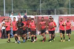 2. Bundesliga - Fußball - FC Ingolstadt 04 - Training - Interimstrainer Cheftrainer Stefan Leitl (FCI) übernimmt, erstes Training - Warmlaufen der Mannschaft mit Fitnesstrainer Jörg Mikoleit (FCI)