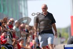 2. Bundesliga - Fußball - FC Ingolstadt 04 - Auftakttraining, neue Saison 2017/2018, Audi Sportpark Trainingsgelände - Vorsitzender des Vorstandes Peter Jackwerth (FCI) schaut zu