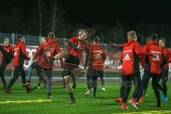 2. BL - Saison 2017/2018 - FC Ingolstadt 04 - Trainingsstart in die Rückrunde - Die Spieler beim warm machen - Foto: Meyer Jürgen