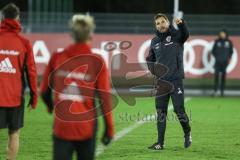 2. Bundesliga - Fußball - FC Ingolstadt 04 - Training nach Winterpause - Cheftrainer Stefan Leitl (FCI) erklärt Übung