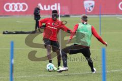 2. Bundesliga - Fußball - FC Ingolstadt 04 - Training - Neuzugänge - Frederic Ananou (2, FCI) Spezial Maske im Gesicht, Nasenbeinbruch und rechts Hauke Wahl (25, FCI)