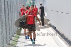 2. Bundesliga - Fußball - FC Ingolstadt 04 - Auftakttraining, neue Saison 2017/2018, Audi Sportpark Trainingsgelände - Alfredo Morales (6, FCI) und Ryoma Watanabe (23, FCI)