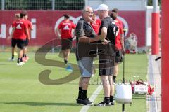 2. Bundesliga - Fußball - FC Ingolstadt 04 - Auftakttraining, neue Saison 2017/2018, Audi Sportpark Trainingsgelände - Vorsitzender des Vorstandes Peter Jackwerth (FCI) und Cheftrainer Maik Walpurgis (FCI) begrüßen sich, Smalltalk