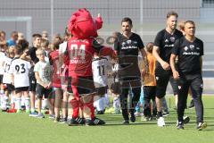 2. Bundesliga - Fußball - FC Ingolstadt 04 - Training - Interimstrainer Cheftrainer Stefan Leitl (FCI) übernimmt, erstes Training - Maskottchen Schanzi, Einlauf des Teams, Cheftrainer Stefan Leitl (FCI), Videoanalyst Matthias Grote  und rechts Co-Trainer 