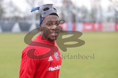 2. Bundesliga - Fußball - FC Ingolstadt 04 - Training - Neuzugänge - Neuzugang nach dem Training, Frederic Ananou (2, FCI) mit Spezial Maske im Gesicht, Nasenbeinbruch