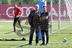 2. Bundesliga - Fußball - FC Ingolstadt 04 - Training - Interimstrainer Cheftrainer Stefan Leitl (FCI) übernimmt, erstes Training - Torschuß Training Übung Cheftrainer Stefan Leitl (FCI) und Vorsitzender des Vorstandes Peter Jackwerth (FCI) schauen zu