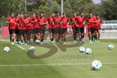 2. Bundesliga - Fußball - FC Ingolstadt 04 - Auftakttraining, neue Saison 2017/2018, Audi Sportpark Trainingsgelände - Warmlaufen der ganzen Mannschaft