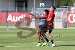 2. Bundesliga - Fußball - FC Ingolstadt 04 - Auftakttraining, neue Saison 2017/2018, Audi Sportpark Trainingsgelände - Zweikampf Darío Lezcano (11, FCI) Hauke Wahl (25, FCI)