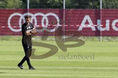 2. Bundesliga - Fußball - FC Ingolstadt 04 - Training - Interimstrainer Cheftrainer Stefan Leitl (FCI) übernimmt, erstes Training - links Cheftrainer Stefan Leitl (FCI) sieht beim Training zu