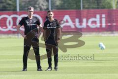 2. Bundesliga - Fußball - FC Ingolstadt 04 - Training - Interimstrainer Cheftrainer Stefan Leitl (FCI) übernimmt, erstes Training - Torschuß Training Übung Cheftrainer Stefan Leitl (FCI) und Co-Trainer Michael Henke (FCI) schauen zu