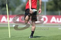2. Bundesliga - Fußball - FC Ingolstadt 04 - Auftakttraining, neue Saison 2017/2018, Audi Sportpark Trainingsgelände - Dehnung
