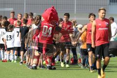 2. Bundesliga - Fußball - FC Ingolstadt 04 - Training - Interimstrainer Cheftrainer Stefan Leitl (FCI) übernimmt, erstes Training - Maskottchen Schanzi, Einlauf des Teams, Stefan Lex (14, FCI)