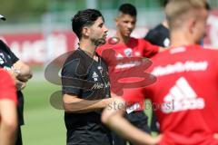 2. Bundesliga - Fußball - FC Ingolstadt 04 - Auftakttraining, neue Saison 2017/2018, Audi Sportpark Trainingsgelände - Co-Trainer Ovid Hajou (FCI) erklärt Einheit