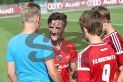 2. Bundesliga - Fußball - FC Ingolstadt 04 - Auftakttraining, neue Saison 2017/2018, Audi Sportpark Trainingsgelände - Kinder Autogramme auf dem Platz, Stefan Kutschke (20, FCI)