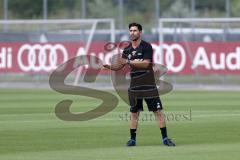 2. Bundesliga - Fußball - FC Ingolstadt 04 - Auftakttraining, neue Saison 2017/2018, Audi Sportpark Trainingsgelände - Co-Trainer Ovid Hajou (FCI) erklärt Einheit