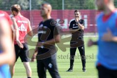 2. Bundesliga - Fußball - FC Ingolstadt 04 - Training - Interimstrainer Cheftrainer Stefan Leitl (FCI) übernimmt, erstes Training - Torschuß Training Übung Cheftrainer Stefan Leitl (FCI) schaut zu