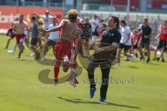 B-Junioren Bayernliga- U17 - FC Ingolstadt - TSV 1860 München - Ezeala Ikenna rot FCI trifft zum 1:0 Führungstreffer - jubel - Physiotherapeut tritt nach einem Spieler - Foto: Jürgen Meyer