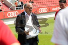 U 19 Bayernliga - Fußball - FC Ingolstadt 04 - FC Ismaning - 1:0 - Ingolstadt steigt in die Bundesliga auf, Uwe Röhr vom BLSV übergibt die Meisterschale. Bayerischer Meister 2018