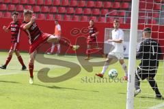 U 19 Bayernliga - Fußball - FC Ingolstadt 04 - FC Ismaning - 1:0 - Ingolstadt steigt in die Bundesliga auf, Torchance Mario Gratzl, im Tor Deniz Sonkaya (ISM)