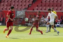 U 19 Bayernliga - Fußball - FC Ingolstadt 04 - FC Ismaning - 1:0 - Ingolstadt steigt in die Bundesliga auf, Dominik N´gatie (FCING) flankt