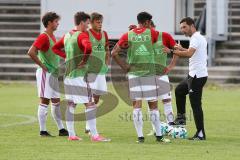 Regionaliga Bayern 2017/18 - FC Ingolstadt 04 II - FC Memmingen - Trainer Stefan Leitl erklärt einen Spielzug -  Foto: Jürgen Meyer