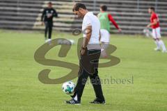 Regionaliga Bayern 2017/18 - FC Ingolstadt 04 II - FC Memmingen - Trainer Stefan Leitl jongliert den Ball - Foto: Jürgen Meyer