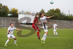 Regionalliga Bayern - Saison 2017/2018 - FC Ingolstadt 04 II - VFR Garching - Michael Senger rot FCI II beim Kopfball - Silas Göpfert weiss #4 Garching - Foto: Meyer Jürgen