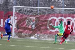 Testspiel - U15 - FC Ingolstadt 04 - SpVgg Kaufbeuren - Eliot Muteba (11 FCI) überwindet Torwart Harald Killimann und trifft zum Ausgleich 1:1 Tor