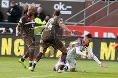 2. Bundesliga - FC St. Pauli - FC Ingolstadt 04 - Thorsten Röcher (29 FCI) lässt sich fallen, Christopher Avevor (6 Pauli), und bekommt dafür gelb