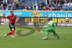 2. Bundesliga - MSV Duisburg - FC Ingolstadt 04 - Thomas Pledl (30, FCI) im Alleingang Tor Jubel gegen Torwart Felix Wiedwald (30 Duisburg)