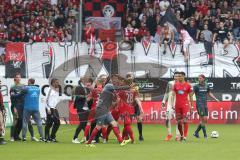 2. Bundesliga - Fußball - 1. FC Heidenheim - FC Ingolstadt 04 - Streit auf dem Platz, Sportdirektor Thomas Linke (FCI) Norman Theuerkauf (HDH 30) Torwarttrainer Alexander Kunze (FCI) Torwart Philipp Tschauner (41, FCI) Robert Glatzel (HDH 9)