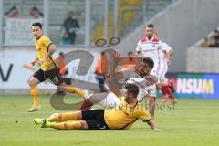 2. Bundesliga - SG Dynamo Dresden - FC Ingolstadt 04 - Zweikampf Niklas Kreuzer (7 Dresden) Almog Cohen (8, FCI)