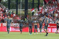 2. Bundesliga - Fußball - SV Jahn Regensburg - FC Ingolstadt 04 - Spiel ist aus, 1:2 für Regensburg feiert, hängende Köpfe beim FCI Benedikt Gimber (5, FCI) Frederic Ananou (2, FCI) Marvin Matip (34, FCI) Darío Lezcano (11, FCI) Thomas Pledl (30, FCI) Co-