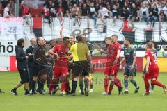 2. Bundesliga - Fußball - 1. FC Heidenheim - FC Ingolstadt 04 - Robert Glatzel (HDH 9) bekommt die rote Karte wegen Unsportlichkeit, Schubste Cenk Sahin (17, FCI) zu Boden, Streit auf dem Platz