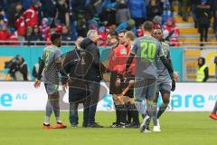 2. Bundesliga - SV Darmstadt 98 - FC Ingolstadt 04 - Cheftrainer Jens Keller (FCI) geht nach dem Spiel zu Schiedsrichter Alexander Sather, Gespräch