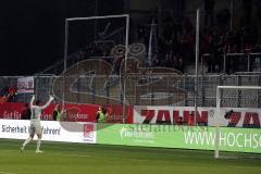 2. Bundesliga - SV Sandhausen - FC Ingolstadt 04 - Torwart Philipp Heerwagen (1, FCI) begrüßt die mitgereisten Fans