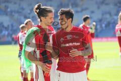 2. Bundesliga - Arminia Bielefeld - FC Ingolstadt 04 - Sieg Jubel 1:3, die Schanzer gratulieren sich auf dem Spielfeld, bedanken sich bei den mitgereisten Fans, mJonatan Kotzke (25 FCI) Darío Lezcano (11, FCI)