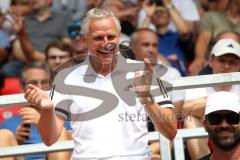 2. Bundesliga - Fußball - SV Jahn Regensburg - FC Ingolstadt 04 - Geschäftsführer Harald Gärtner (FCI) klatscht