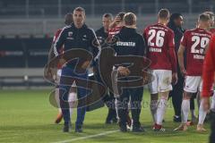 2. Bundesliga - SV Sandhausen - FC Ingolstadt 04 - Niederlage der Schanzer 4:0, hängende Köpfe, Besprechung im Team, Sportdirektor Angelo Vier (FCI) geht vom Platz