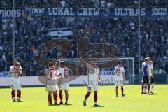 2. Bundesliga - Arminia Bielefeld - FC Ingolstadt 04 - Sieg Jubel 1:3, die Schanzer gratulieren sich auf dem Spielfeld, Thomas Pledl (30, FCI) Fatih Kaya (36, FCI) Sonny Kittel (10, FCI)