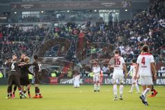 2. Bundesliga - FC St. Pauli - FC Ingolstadt 04 - Spiel ist aus, Sieg für Pauli 1:0, links feiern die Hamburger rechts Enttäuschung bei Ingolstadt, Mergim Mavraj (15, FCI) Björn Paulsen (4, FCI) Robin Krauße (23, FCI)