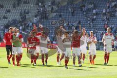 2. Bundesliga - Arminia Bielefeld - FC Ingolstadt 04 - Sieg Jubel 1:3, die Schanzer gratulieren sich auf dem Spielfeld, bedanken sich bei den mitgereisten Fans, mitte Almog Cohen (8, FCI) Darío Lezcano (11, FCI) Paulo Otavio (6, FCI) Robin Krauße (23, FCI