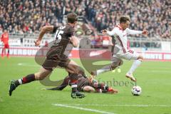 2. Bundesliga - FC St. Pauli - FC Ingolstadt 04 - Thomas Pledl (30, FCI) Daniel Buballa (15 Pauli) Justin Hoogma (22 Pauli) am Boden