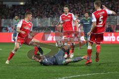 2. Bundesliga - 1. FC Union Berlin - FC Ingolstadt 04 - von der Abwehr überwältigt, Stefan Kutschke (20, FCI) am Boden, Marvin Friedrich (Union 5) Nicolai Rapp (Union 18)