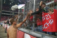 2. BL - Saison 2018/2019 - 1. FC Köln - FC Ingolstadt 04 - Tobias Schröck (#21 FCI) schenkt sein Trikot den Fans - Foto: Meyer Jürgen