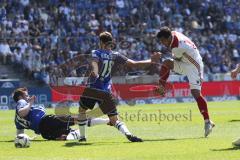 2. Bundesliga - Arminia Bielefeld - FC Ingolstadt 04 - Darío Lezcano (11, FCI) schießt, Manuel Prietl (19 Bielefeld) Julian Börner (13 Bielefeld) blocken