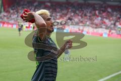 2. Bundesliga - Fußball - SV Jahn Regensburg - FC Ingolstadt 04 - Spiel ist aus, 1:2 für Regensburg, FCI bedankt sich bei den Fans, werfen Trikot mit Träsch zu den Fans, Darío Lezcano (11, FCI)