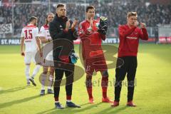 2. Bundesliga - FC St. Pauli - FC Ingolstadt 04 - Torwart Fabijan Buntic (24, FCI) Torwart Philipp Tschauner (41, FCI)  Konstantin Kerschbaumer (7, FCI) bedanken sich bei den mitgereisten Fans